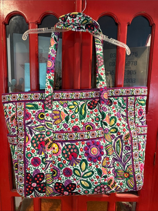 Vera Bradley Handbags - VERA BRADLEY Get Carried Away Extra Large Tote in Viva La Vera Pattern